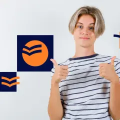 Chłopak z kciukami w górę obok grafik sugerujących, jakie rozszerzenie na maturze jest najłatwiejsze.