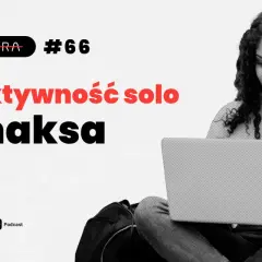 Kobieta z kręconymi włosami pracuje na laptopie. Napis "Produktywność solo na maksa" sugeruje, że nie ma biura, wcale.