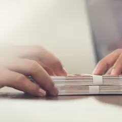 Co to jest debet w matematyce i dlaczego może Cię zmylić?