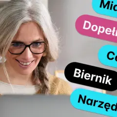 Kobieta z okularami uśmiecha się, pokazując trzy palce. Obok niej kolorowe napisy: Mianownik, Dopełniacz, Celownik, Biernik, Narzędnik. To pytania o przypadki.