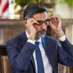 Sundar Pichai, właściciel Google, poprawia okulary.