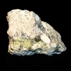 Biały, porowaty minerał z zielonkawo-żółtymi wtrąceniami, przypominający skałę, w której można znaleźć magnetyt.