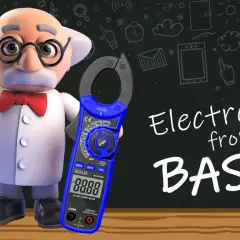 Profesor z czerwoną muszką trzyma miernik cęgowy, który mierzy jednostkę napięcia. Na tablicy rysunki związane z elektroniką.