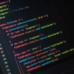 Kod JavaScript do obsługi przeciągania i upuszczania plików. Ten darmowy program do pisania kodu pozwala na tworzenie interaktywnych elementów.
