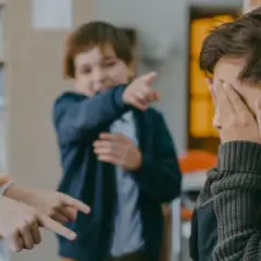 Co zrobić gdy dziecko jest wyśmiewane w szkole: 8 skutecznych metod