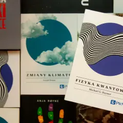 Książki o fizyce kwantowej i historii fizyki w Polsce. Jedna z okładek przedstawia abstrakcyjny wzór falujący na tle niebieskiego koła.
