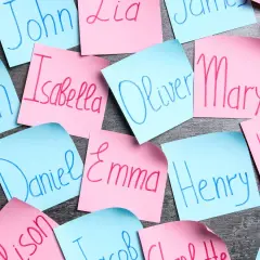 Kolorowe karteczki z imionami, np. Mary, Isabella, Emma, to popularne imiona żeńskie angielskie.