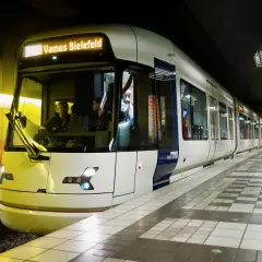 Tram "Vamos Bielefeld" na stacji. Co to znaczy? To zaproszenie do podróży, do odkrywania miasta.