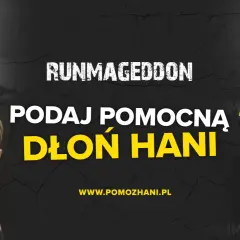 Ubrudzeni błotem uczestnicy Runmageddonu, w tym chłopiec i dwie kobiety, zachęcają do pomocy. Podaj pomocną dłoń Hani!