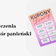 Uśmiechnięta kobieta trzyma plakat z kuponami na wieczór panieński. Napis "Życzenia na wieczór panieński" towarzyszy tej radosnej chwili.