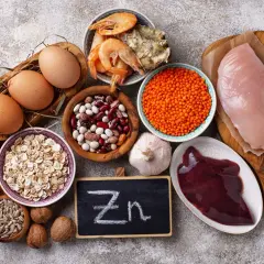 Produkty bogate w cynk: jajka, fasola, soczewica, krewetki, kurczak, wątróbka, płatki owsiane, orzechy, czosnek, marchew, pestki słonecznika.