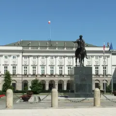 Pałac Prezydencki w Warszawie z pomnikiem konnym. To miejsce, gdzie często dochodzi do politycznej koabitacji, co to znaczy? Współpraca różnych sił.