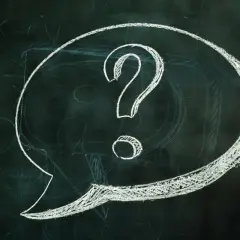 Dymek z pytajnikiem na tablicy. Czy to zagadka, czy może **humor**?