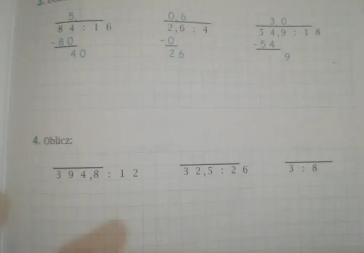 Przykłady dzielenia ułamków dziesiętnych w zeszycie: 84:16, 2,6:4, 54,9:18, 39,48:12, 32,5:26, 3:8.