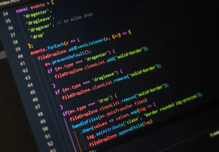 Kod JavaScript do obsługi przeciągania i upuszczania plików. Ten darmowy program do pisania kodu pozwala na tworzenie interaktywnych elementów.