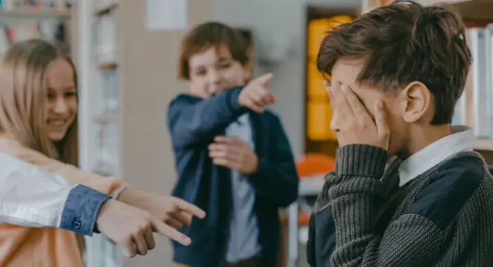 Co zrobić gdy dziecko jest wyśmiewane w szkole: 8 skutecznych metod