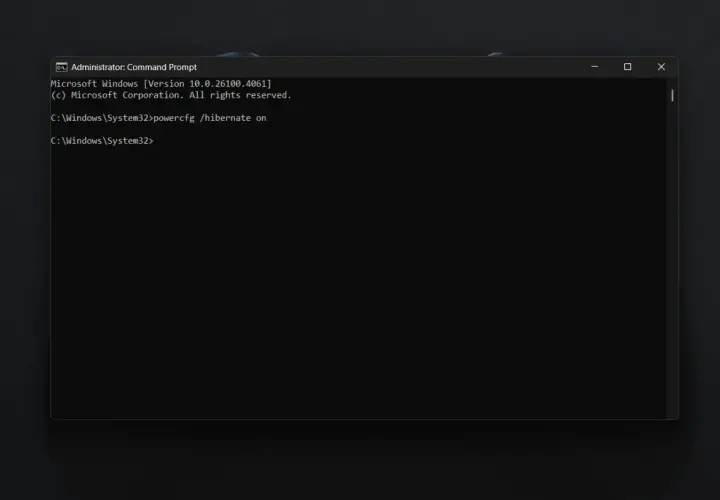 Wpisanie komendy `powercfg /hibernate on` w wierszu poleceń aktywuje funkcję hibernacji systemu Windows.