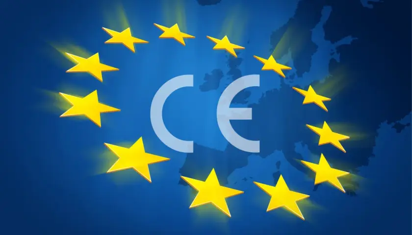 Symbol CE na tle mapy Europy i gwiazd. Oznacza zgodność z normami Unii Europejskiej, co jest kluczowe dla wielu produktów.