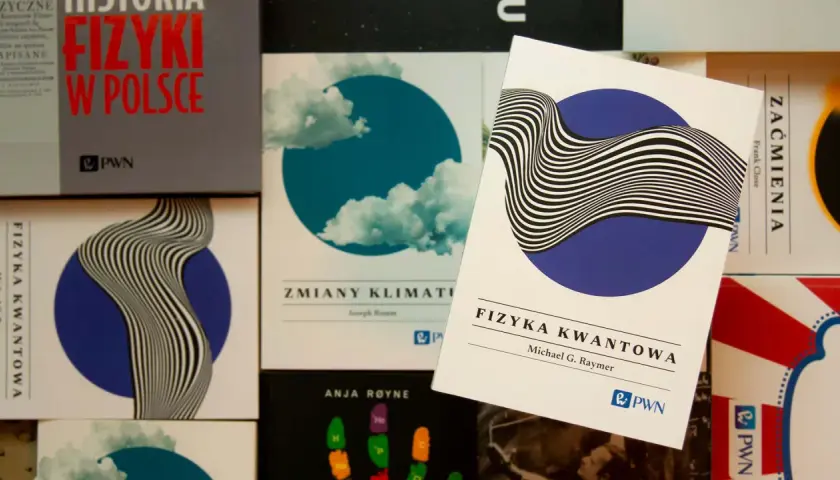 Książki o fizyce kwantowej i historii fizyki w Polsce. Jedna z okładek przedstawia abstrakcyjny wzór falujący na tle niebieskiego koła.