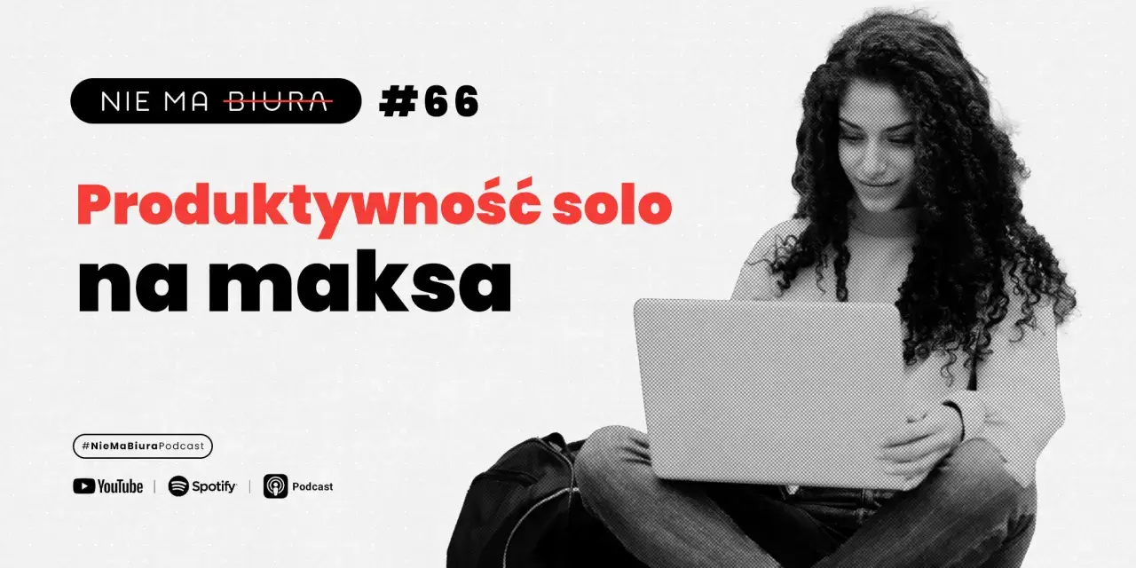 Kobieta z kręconymi włosami pracuje na laptopie. Napis "Produktywność solo na maksa" sugeruje, że nie ma biura, wcale.