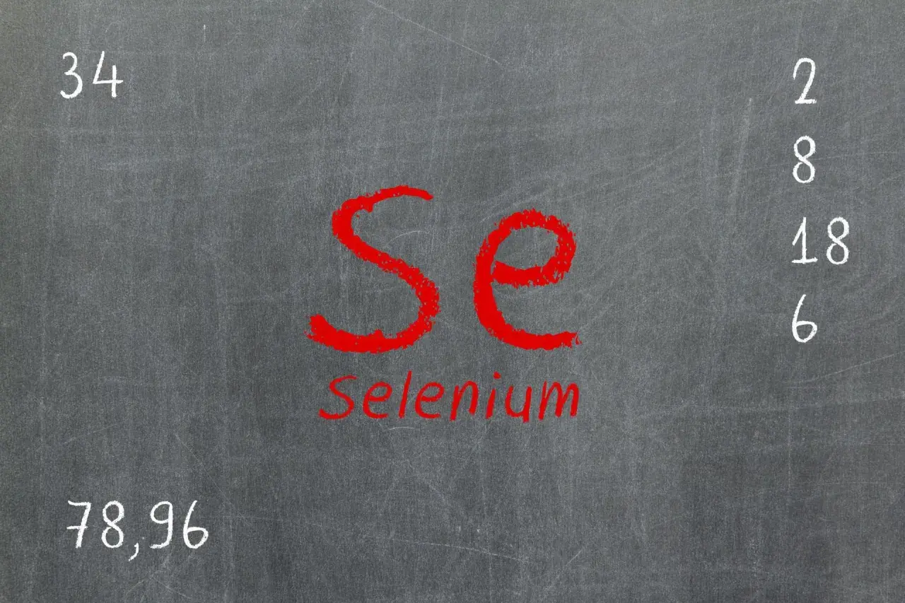 Na tablicy zapisano symbol pierwiastka Se (selen), jego liczbę atomową 34, masę atomową 78,96 oraz liczby 2, 8, 18, 6.