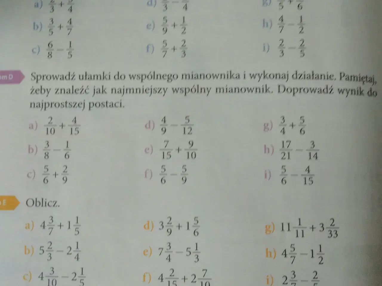 Zadanie polega na sprowadzaniu ułamków do wspólnego mianownika i wykonywaniu działań.