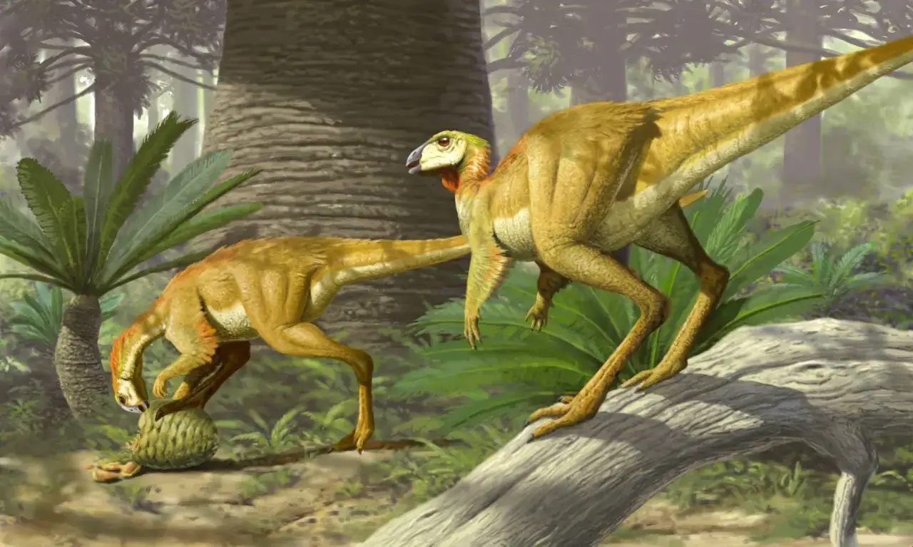 Dwa dinozaury roślinożerne w prehistorycznym lesie. Jeden pochyla się nad jajem, drugi stoi na pniu.